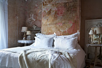 Chambre vintage avec murs en plâtre vieilli