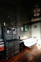 Salle de bain avec armoire vintage en métal