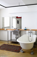 Salle de bain blanche avec lavabo en métal