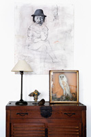 Portrait au-dessus de l'armoire en bois vintage