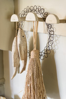 Accessoires suspendus à des crochets en bois