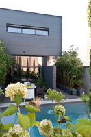 Maison contemporaine et jardin avec hortensias et bambous