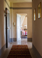Couloir avec tapis à motifs