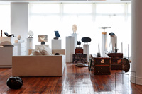 Salon contemporain ouvert avec exposition de sculptures