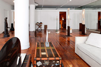 Appartement contemporain à aire ouverte avec exposition de sculptures