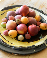 Fruits frais sur un plateau à motifs