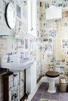 Salle de bain rétro avec papier peint recyclé