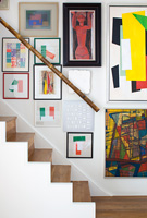 Escalier en bois moderne avec exposition d'art