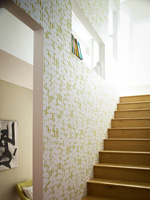 Papier peint à motifs sur cage d'escalier
