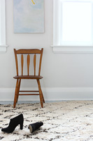 Chaise en bois sur tapis à motifs