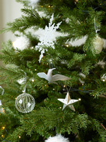 Sapin de Noël avec des décorations blanches