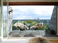 Chaises sur balcon moderne