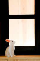 Ornement de lapin sur le rebord de la fenêtre
