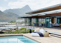 Maison contemporaine et piscine avec vue sur la mer
