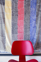 Tenture murale derrière une chaise rouge