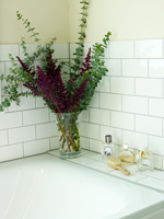 Bouquet de feuillage d'eucalyptus et de fleurs d'Astilbe au bain