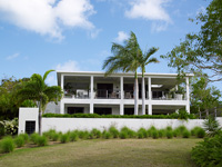 Maison contemporaine et plantation tropicale