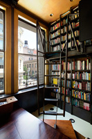 Bibliothèque avec échelles