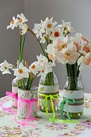 Fleurs jonquilles disposées en bouteilles et canettes