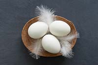Oeufs blancs dans un bol en osier