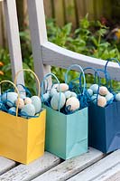 Cadeaux de Pâques sur banc de jardin