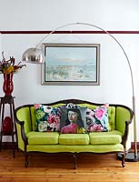 Coussins colorés sur canapé classique
