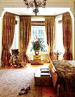 Chambre classique avec rideaux dorés