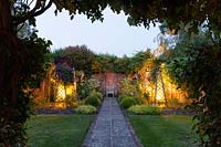 Jardin Cottage illuminé au crépuscule