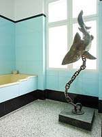 Sculpture de requin dans la salle de bain