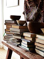 Banc en bois avec des livres