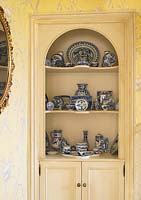 Céramique à motifs affichée dans l'armoire