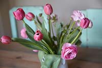Tulipes roses sur table à manger