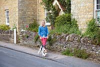 Vicky White emmène son chien en promenade
