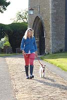 Vicky White emmène son chien en promenade