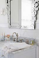 Lavabo de salle de bain en marbre classique