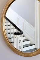 Escalier classique reflété dans le miroir