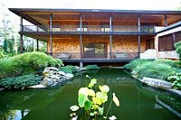 Maison de style asiatique et jardin avec étang