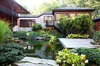 Jardin de style tropical avec étang de lotus