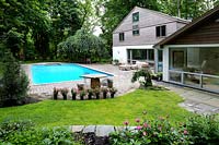 Maison en bois et jardin avec piscine