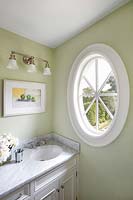 Fenêtre ovale dans la salle de bain