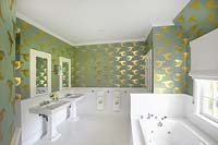 Salle de bain avec papier peint à motifs