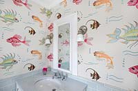Papier peint à motifs dans la salle de bain