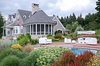 Maison de campagne et jardin coloré avec piscine