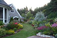 Maison de campagne et jardin coloré