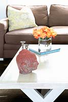 Vase de roses orange sur table basse