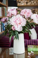 Fleurs de pivoine rose en pot blanc