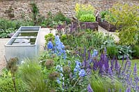 Bordure de jardin colorée avec Allium Catmint et Delphinium fleurs