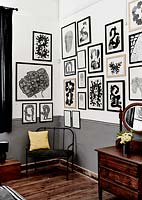 Affichage d'art monochrome sur le mur de la chambre