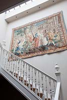 Tapisserie classique sur mur d'escalier