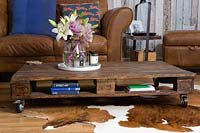 Table basse en bois de récupération avec rangement en dessous